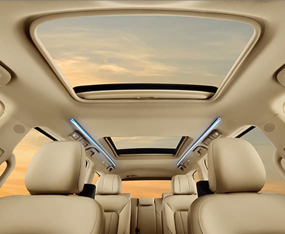 Open double-pane panoramic sunroof + dazzling 32-color intelligent atmosphere lamps